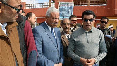 وزير الشباب والرياضية يتفقد حمام السباحة بنادى منتخب السويس (صور)