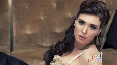 الراقصة دينا تعتدي بالضرب على مصور.. تعرف على التفاصيل كاملة