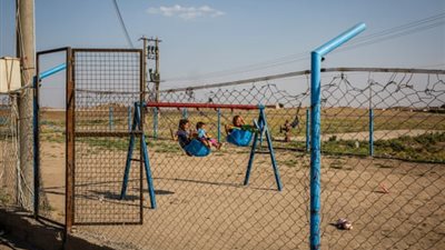 الجارديان: أطفال سوريا المختطفون من قبل داعش لا يستطيعون العودة إلى ديارهم 