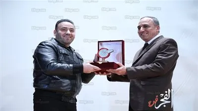 عبد المحسن سلامة يهدي درع 