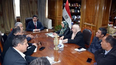 محافظ القليوبية يبحث تذليل العقبات لتسليم 113 عمارة سكنية بالخانكة (صور)