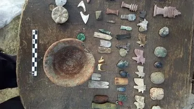 بعثة مصرية تعثر على 700 تميمة وتوابيت أثرية رومانية في دمياط (صور)