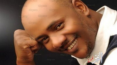 فنان شهير يكشف حقيقة رفعه للسلاح في وجه المتظاهرين بالسودان