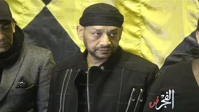 بدء عزاء والدة عصام كاريكا.. وغياب نجوم الفن (صور)