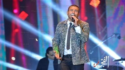 الهضبة عمرو دياب يشعل أولى حفلاته في ليلة رأس السنة (فيديو)