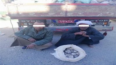 ضبط سائق وعامل وبحوزتهما 3 أطنان أحجار كوارتز تحوي خام الذهب بالبحر الأحمر