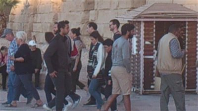 نجلة ثاني أغنى رجل في العالم تنبهر بآثار الأقصر (صور)