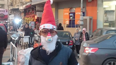 بائعو قبعات وهدايا بابا نويل يبهجون الشارع السكندري في ليلة رأس السنة (صور)