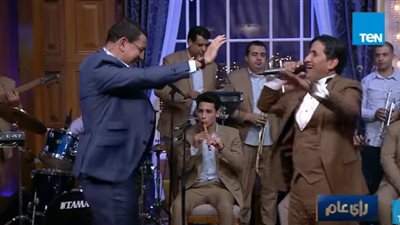 عمرو عبد الحميد يرقص على الهواء (فيديو)