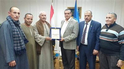 نقيب الفلاحين يكرم محافظ البحيرة