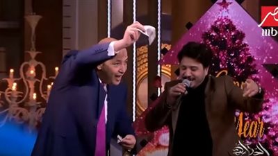 عمرو أديب يرقص ويغني مع مصطفى حجاج على الهواء (فيديو)