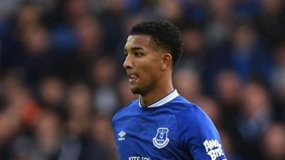 إيفرتون يعلن إعارة مدافعه إلى وست بروميتش