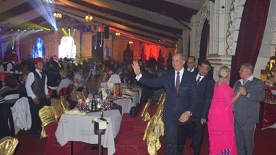 محافظ البحر الأحمر يهنئ السائحين بالعام الجديد.. ويردون: مصر أم الدنيا (صور)