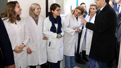 رئيس الحكومة يزور مستشفى عزيزة عثمانة