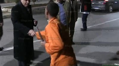 محافظ المنيا يشارك المواطنين فرحة ليلة رأس السنة ويصرف مكافاة لعامل نظافة  