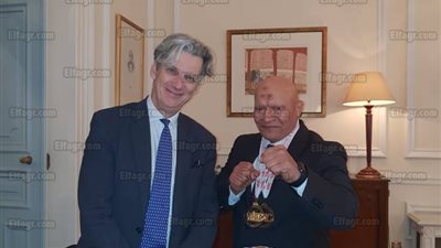 السفير البريطاني يكرم صلاح عزازي بطل العالم للكيك بوكسنيج (صور)