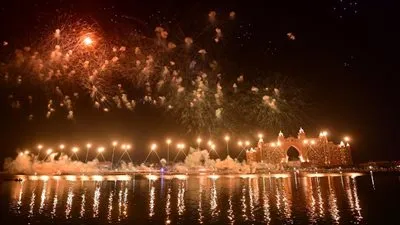 باحتفالات وألعاب نارية.. الإمارات تستقبل عام 2019  