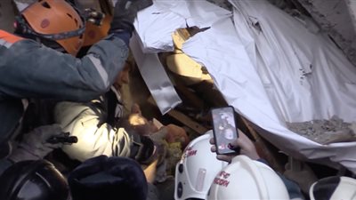 روسيا: العثور على رضيع حي بين أنقاض بناية من 10 طوابق