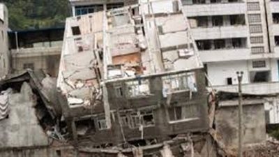 شاهد.. لحظة إنقاذ رضيع من تحت مبنى منهار 