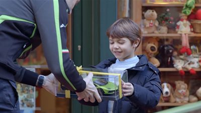 لامبورجيني تفاجئ أصغر محبيها في إيطاليا بهدية غير متوقعة (فيديو)