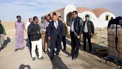 محافظ الوادي الجديد يتفقد أحد مشروعات الإستثماري الزراعي  بطريق 