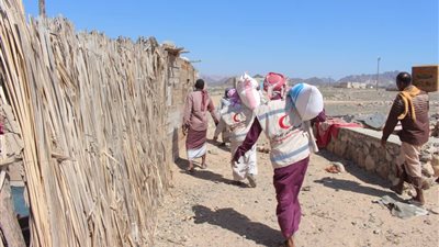 الهلال الأحمر الإماراتي يواصل إغاثة أهالي ساحل حضرموت