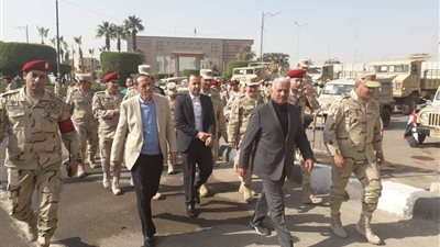 محافظ السويس وقائد الجيش الثالث يبحثان بناء ١٠ آلاف وحدة سكنية (صور)