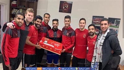 لاعبو الأهلي يحتفلون بعيد ميلاد إسلام محارب (صور)
