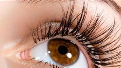بالخطوات.. طريقة لإطالة الرموش طبيعيا 