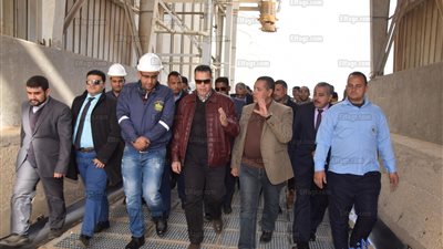محافظ بني سويف يراجع أماكن التخزين بصوامع القمح في ببا (صور) 
