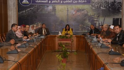 طلبات التوظيف ومشكلات الطرق وصناعة الأثاث.. أبرز ما جاء في لقاء محافظ دمياط بالأهالي