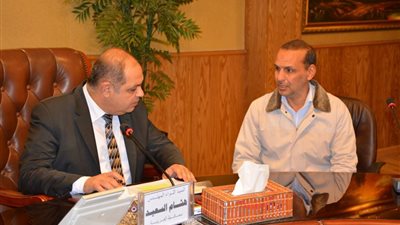 خلال لقاء المواطنين.. محافظ الغربية يوجه بصرف 1000 جنيهًا لمواطن وتوفير فرصة عمل له (صور)