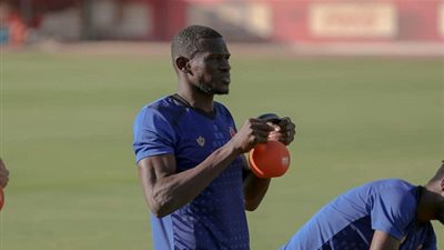 استبعاد جناح الأهلي من مباراة بيراميدز بسبب كوليبالي