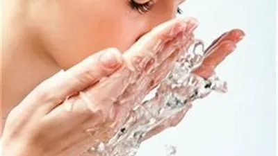 بمواد طبيعية.. خطوات إزالة المكياج في المنزل