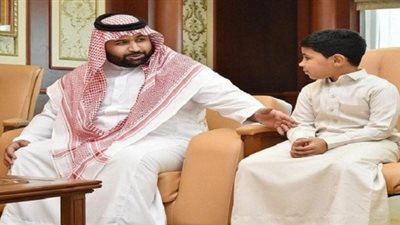 نائب أمير جازان يواسي ابن الشهيد 