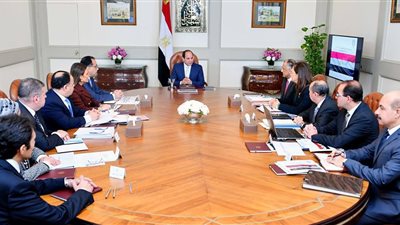 السيسي يجتمع مع المجموعة الاقتصادية.. ويوجه بخفض الدين العام وعجز الموازنة
