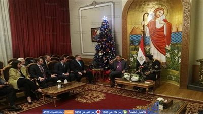 أندريه زكي يهدي البابا تواضروس تمثال للسيدة مريم والتفسير المعاصر للكتاب المقدس 