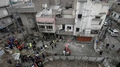 إصابة 6 أشخاص في انفجار بسوق في مدينة بيشاور الباكستانية