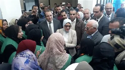 وزيرة الصحة تلتقط الصور التذكارية مع العاملين بمنظومة التأمين الصحي الجديدة ببورسعيد