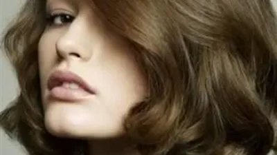 خطوات تطبيق صبغة الشعر الزيتي.. للعروس في شهر العسل 