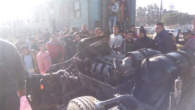 عاجل.. قطار يصطدم بسيارة نقل بالبحيرة (صور)