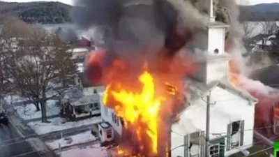 اندلاع حريق ضخم فى كنيسة أثرية بالولايات المتحدة الأمريكية (فيديو)