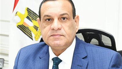 محافظ البحيرة يكافئ عامل مزلقان منع كارثة قبل تصادم قطار بسيارة نقل