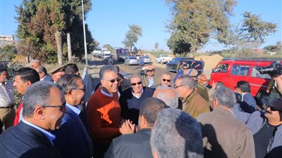 وزير النقل يطالب بإنهاء تطوير طريق 