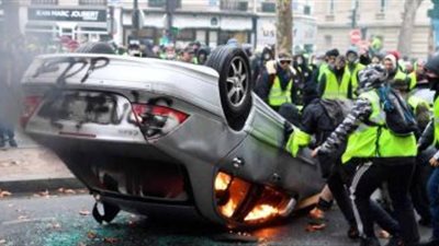 احتراق سيارات وسط باريس بعد اشتباكات بين الشرطة ومحتجين