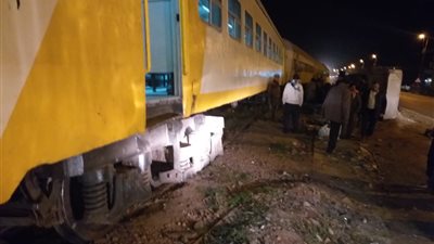 خروج قطار ركاب عن مساره بالبحيرة دون إصابات (صور)