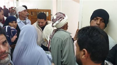 أصحاب المعاشات يفترشون سلالم القومسيون الطبي بدمياط 