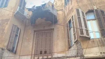بسبب الرياح الشديدة.. إصابة بائعين في انهيار شرفة عليهما بدمياط 