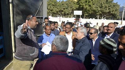 محافظ الأقصر يجري جولة تفقدية بمركز القرنة لمتابعة المشروعات الخدمية (صور)