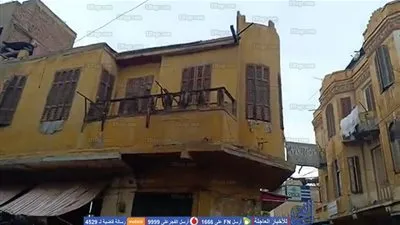 انهيار شرفة منزل بدمياط والأمن يخلي العقار من ساكنيه (فيديو)